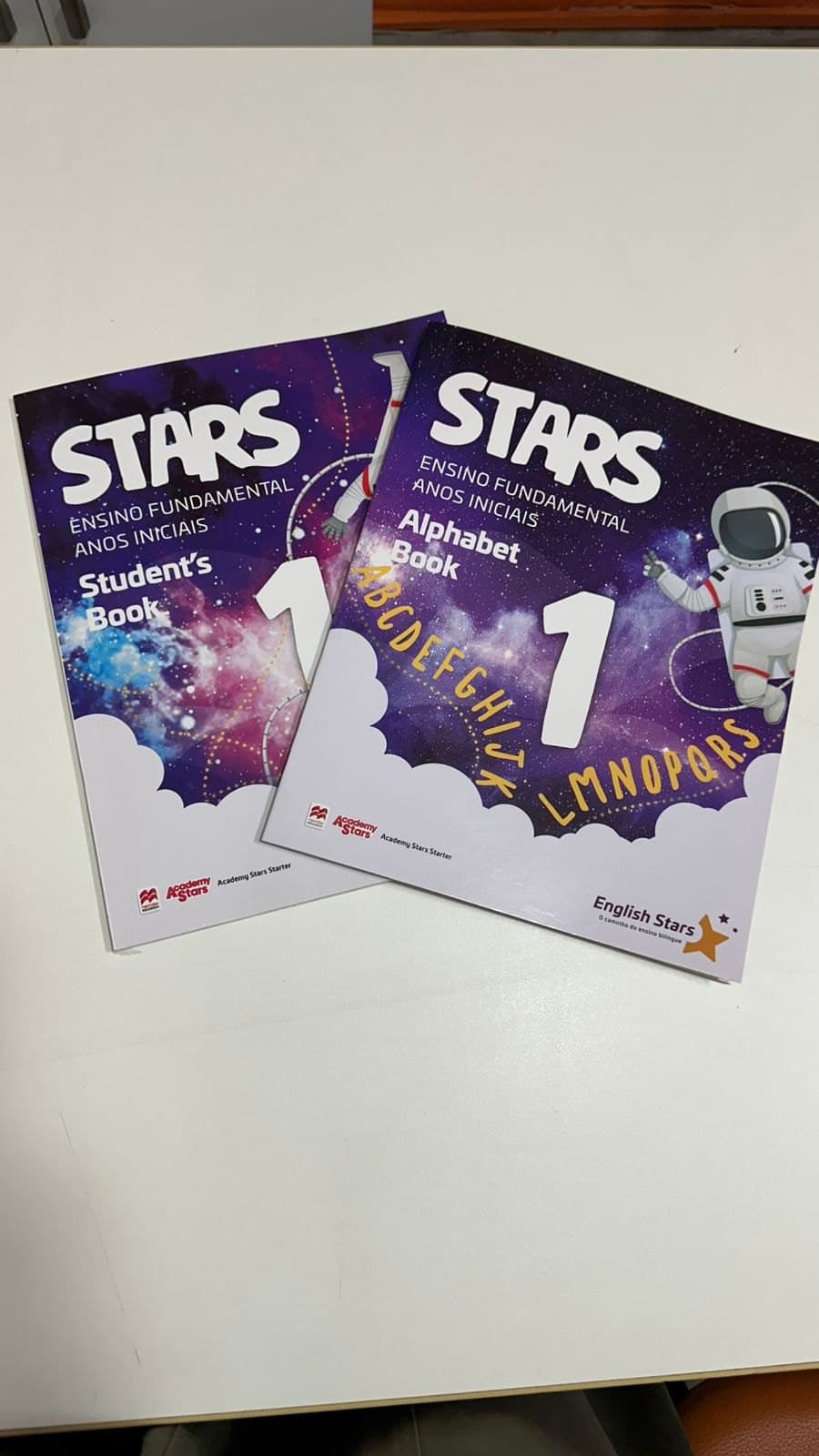 Livros Stars do ensino bilíngue English Stars usados no Colégio Jaguaré