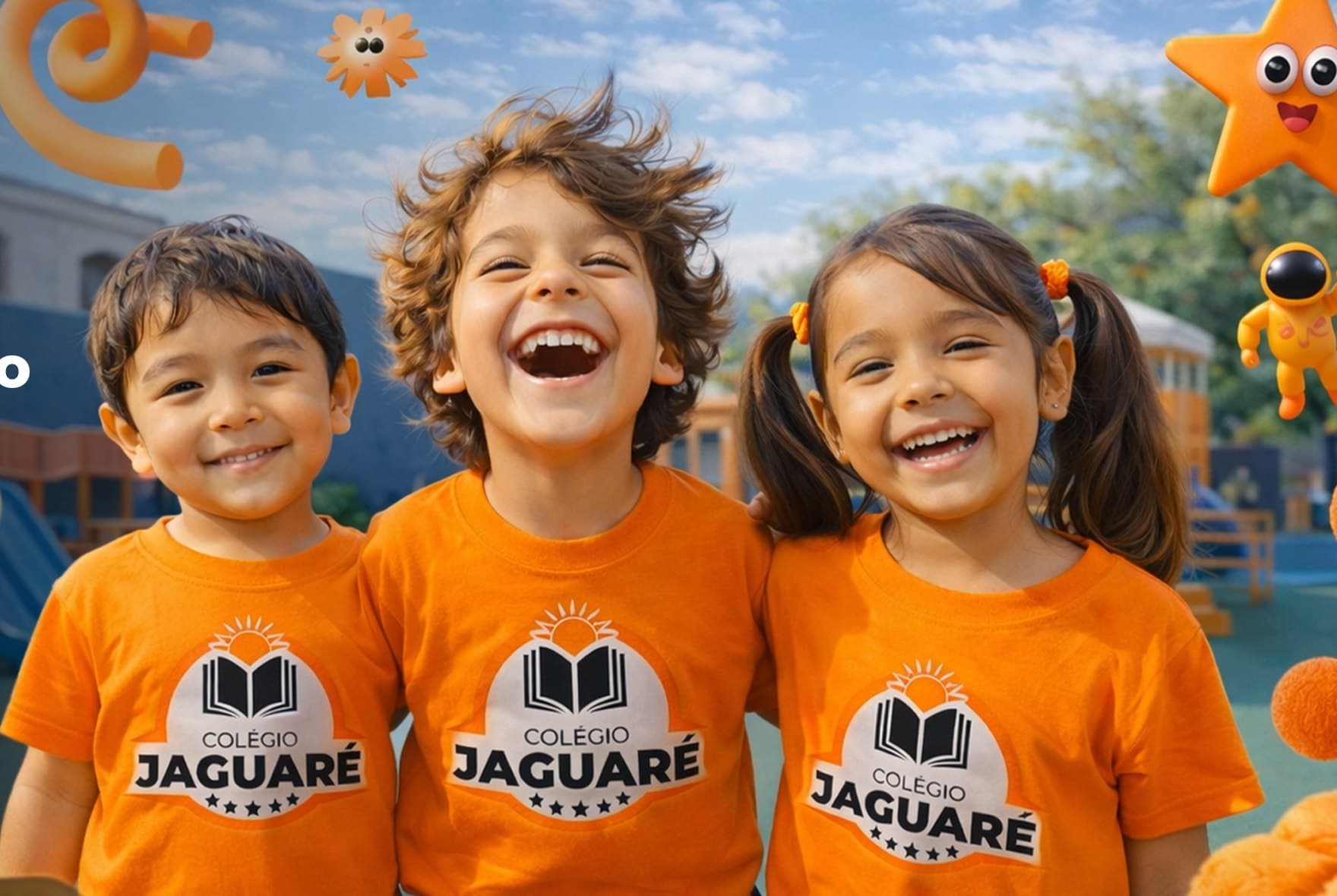 Três alunos do Colégio Jaguaré de camiseta laranja, sorrindo no pátio da escola