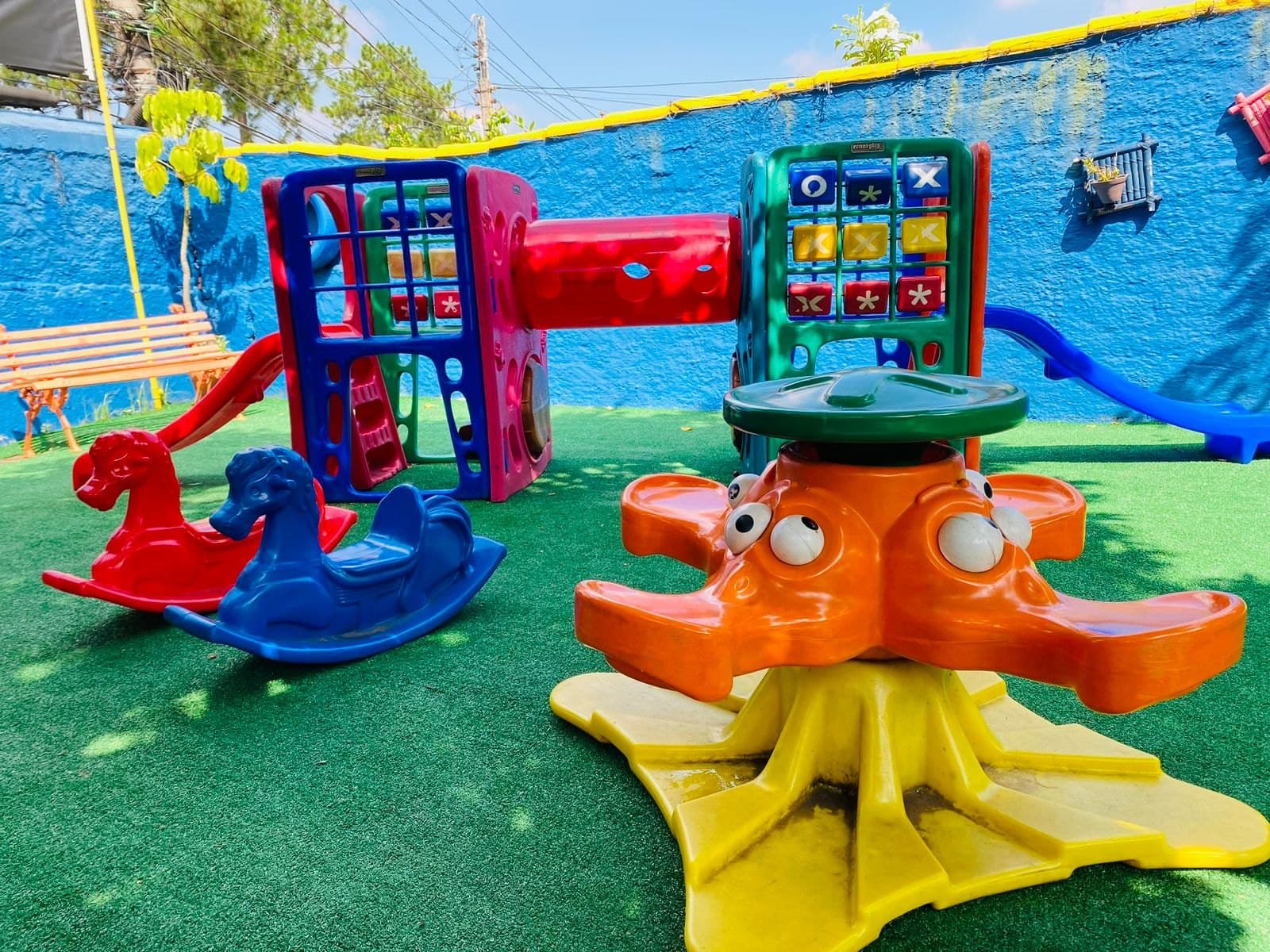 Gangorras e brinquedos coloridos no playground do Colégio Jaguaré