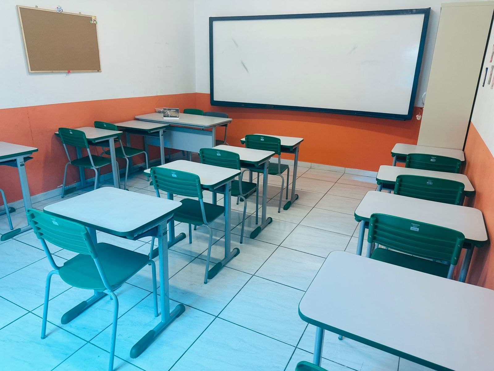 Sala de aula do Ensino Fundamental do Colégio Jaguaré com carteiras e lousa branca