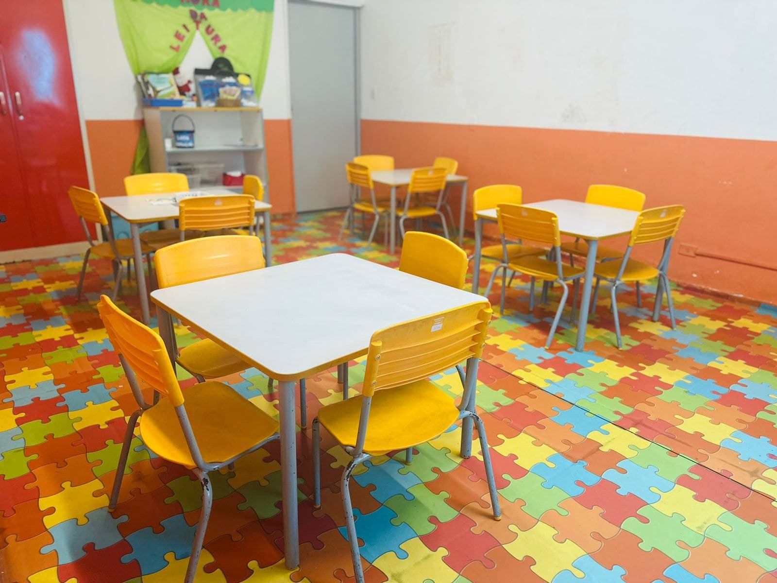 Sala da Educação Infantil do Colégio Jaguaré com tapete de quebra-cabeça colorido